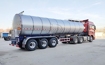 天润午夜影院污污污鲜奶运输车：奶牛养殖场的信赖之选